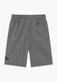 Graue Baumwollshorts mit einem elastischen Bund, ausgestattet mit einem kleinen schwarzen Logo an einem Bein und einer Gesäßtasche. Glatte Textur, knielanges Design.