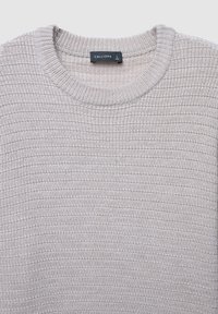 Helles graues Strickpullover mit strukturiertem, geripptem Muster. Verfügt über einen runden Ausschnitt und ein Etikett mit der Aufschrift "CALLIOPE" in Größe 'L'.
