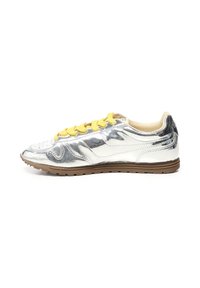 Zapatillas metálicas plateadas con cordones amarillos, textura lisa, punta redonda y suela de goma marrón. Diseño minimalista con acentos sutiles.