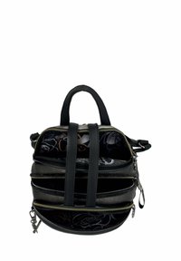 Mochila de cuero negro con múltiples compartimentos con cremallera, una textura sólida y un interior estampado. Cuenta con dos asas en la parte superior y una correa ajustable.