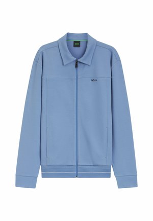 Veste bleu clair à fermeture éclair avec col, poches latérales et petit logo noir "BOSS" sur la poitrine gauche.