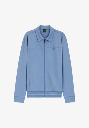 Veste bleu clair à fermeture éclair avec col, poches latérales et petit logo noir "BOSS" sur la poitrine gauche.