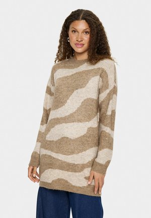 Beige und braun gemusterter Pullover mit lockerer Passform, langen Ärmeln und Rundhalsausschnitt. Weiche Textur und markantes welliges Design.