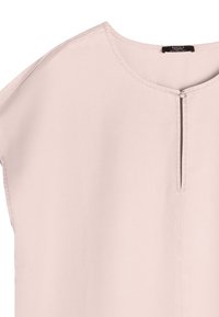 Jasnoróżowa bluzka z krótkim rękawem, okrągłym dekoltem i zapięciem na guziki. Wykonana z miękkiego materiału o gładkiej fakturze i minimalnym przeszyciu.