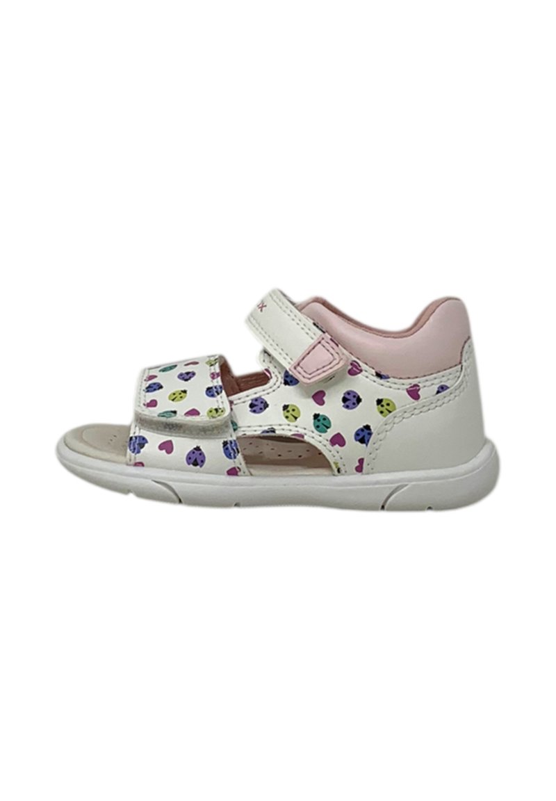 Sandalo bianco con motivi di cuori colorati e coccinelle, dotato di due fasce in velcro, un interno rosa imbottito e una suola in gomma flessibile.
