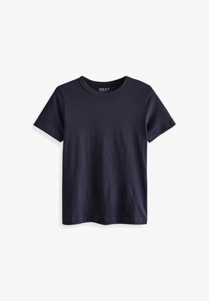 Námořnické modré tričko vyrobené z bavlny. Krátké rukávy, kulatý výstřih a hladká textura. Ozdobná nášivka značky viditelná na límci.