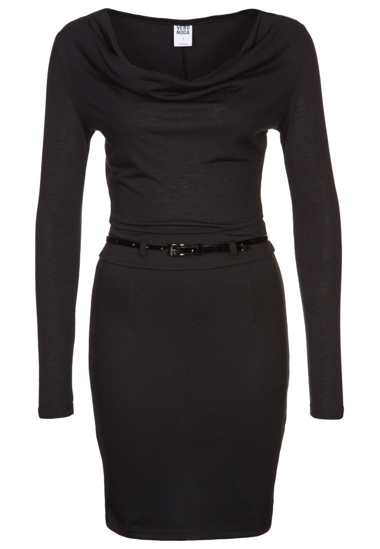 Robe noire à manches longues avec un col drapé en forme de bénitier et une coupe ajustée, dotée d'une fine ceinture noire à la taille. Tissu lisse et extensible.