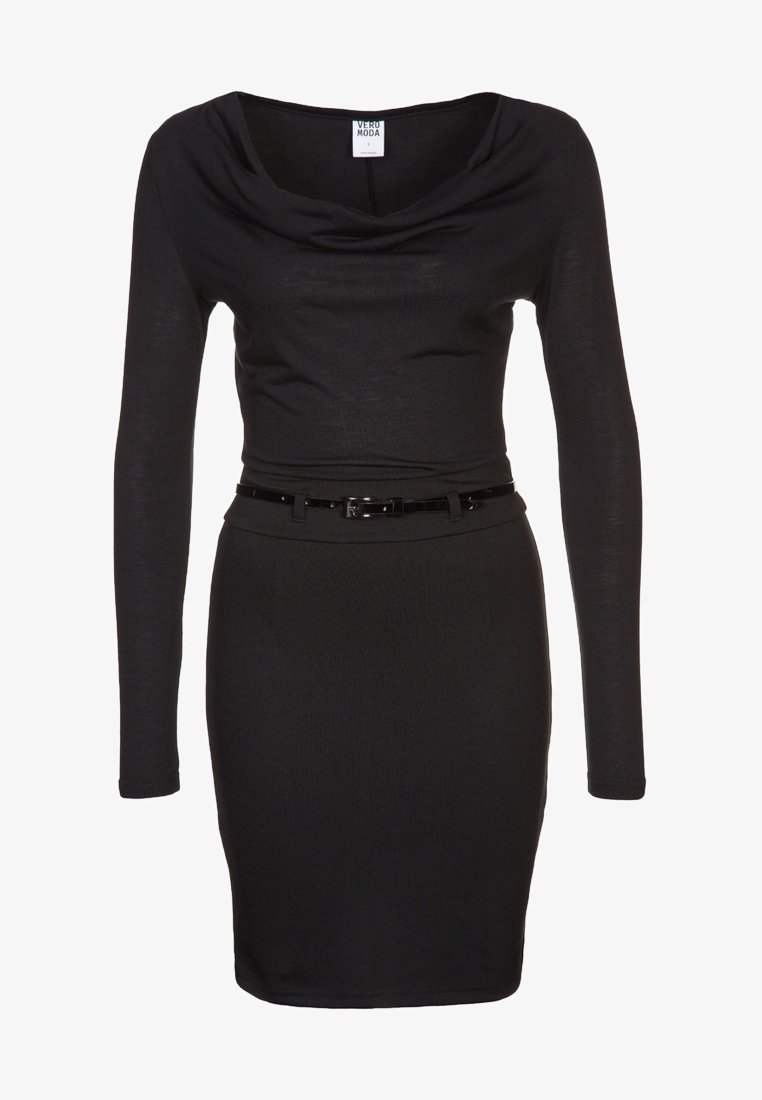 Robe noire à manches longues avec un col drapé en forme de bénitier et une coupe ajustée, dotée d'une fine ceinture noire à la taille. Tissu lisse et extensible.