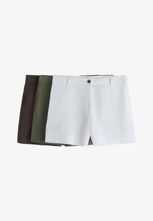 Drei Paare gefaltete Shorts in Weiß, Olivgrün und Dunkelbraun, gestapelt mit dem weißen Paar oben, dargestellt vor weißem Hintergrund.