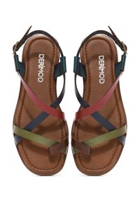 Sandalias de tiras de cuero en marrón, verde, marino y burdeos. Cuenta con una suela plana y una correa de tobillo ajustable con hebilla.