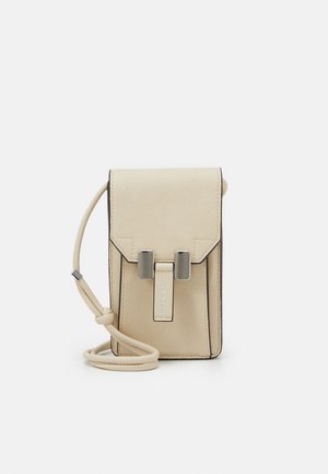 Petit sac bandoulière beige avec rabat et fermeture à boucle rectangulaire argentée, fine sangle ajustable enroulée à côté sur fond blanc.