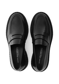 Schwarze Lederloafers mit glatter Oberfläche, featuring ein gestapeltes Design und einer strukturierten schwarzen Gummisohle. Schlichte, klassische Silhouette.