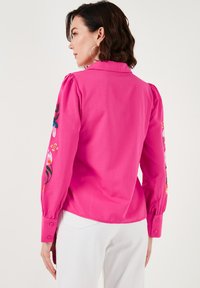 LELA REGULAR FIT - Chemisier - fuchsia
