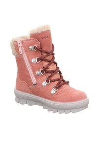 Różowe zamszowe botki za kostkę z kołnierzem z sztucznego futra, z bocznym zamkiem błyskawicznym i kolorowymi sznurówkami, solidną gumową podeszwą oraz srebrnymi akcentami.