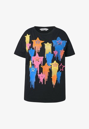Camiseta de algodón negra con estrellas de colores brillantes goteando en rosa, azul, naranja y amarillo, con diseños de estrellas superpuestas y cuello redondo.