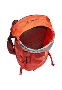 Oranje en kastanjebruine rugzak met een trekkoordsluiting, verstelbare schouderbanden, een zijvak en een grijze binnenvoering. Merkenlogo bovenaan.