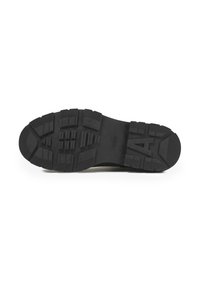 Semelle de chaussure en caoutchouc noir avec un motif de semelle texturé, présentant des rainures profondes et des sections surélevées pour une traction et une durabilité accrues.