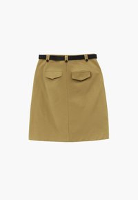 Falda beige hasta la rodilla con cinturón negro, dos bolsillos traseros con solapa y trabillas para cinturón con botones sobre fondo liso.