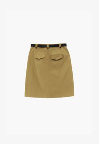 Falda beige hasta la rodilla con cinturón negro, dos bolsillos traseros con solapa y trabillas para cinturón con botones sobre fondo liso.