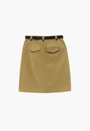 Beigen polven mittainen hame mustalla vyöllä, kahdella takataskulla ja napillisilla vyölenkeillä yksivärisellä taustalla.