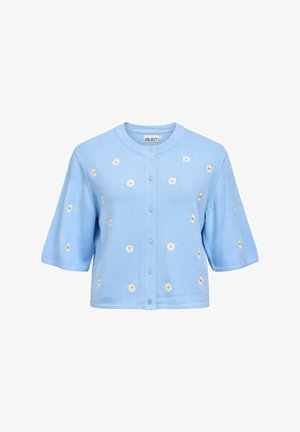 Cardigan bleu clair à manches courtes avec boutons sur le devant, décoré de petits motifs de marguerites blanches et jaunes.