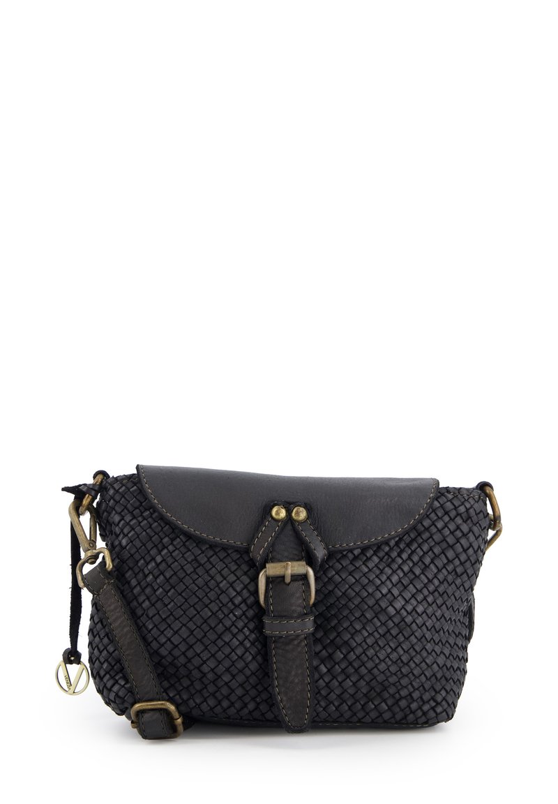 Sort vævet læder crossbody taske med en buet klap, messingbeslag og justerbar rem. Har en spændeaccent og tekstureret overflade.