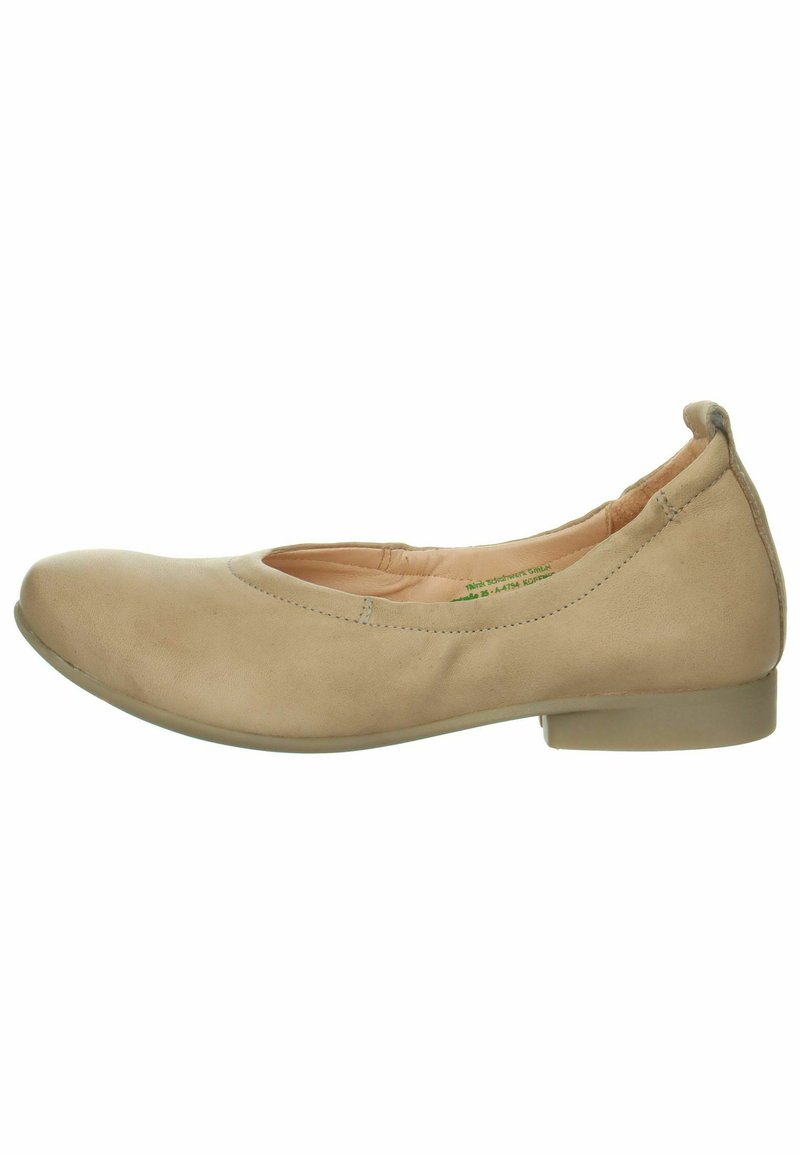Beige Ballerina mit runder Zehenpartie und minimaler Nahtführung. Weicher Wildleder-Look, niedriger Absatz und Schlupfdesign. Das Innere ist mit einem dezenten Futter ausgestattet.