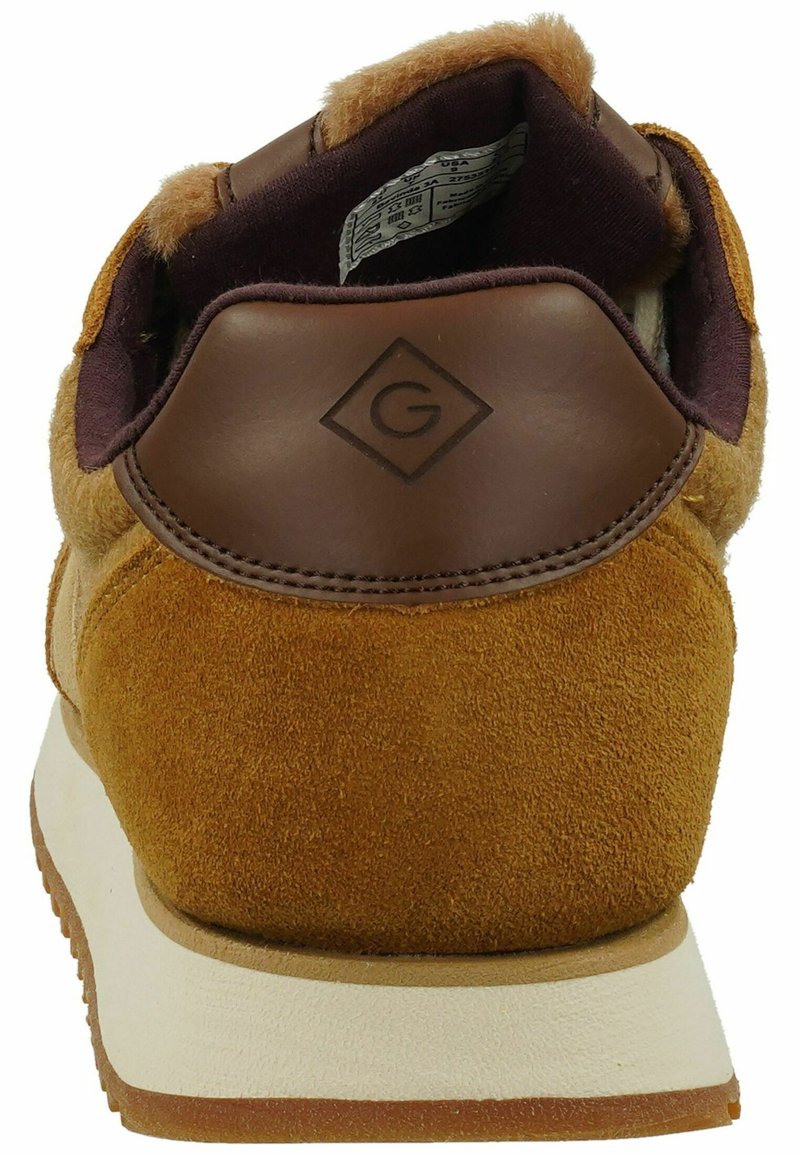 Bruine suede sneaker met een tan leren hielpatch met een diamantlogo. Zachte voering en witte rubberen sole met bruine accenten.
