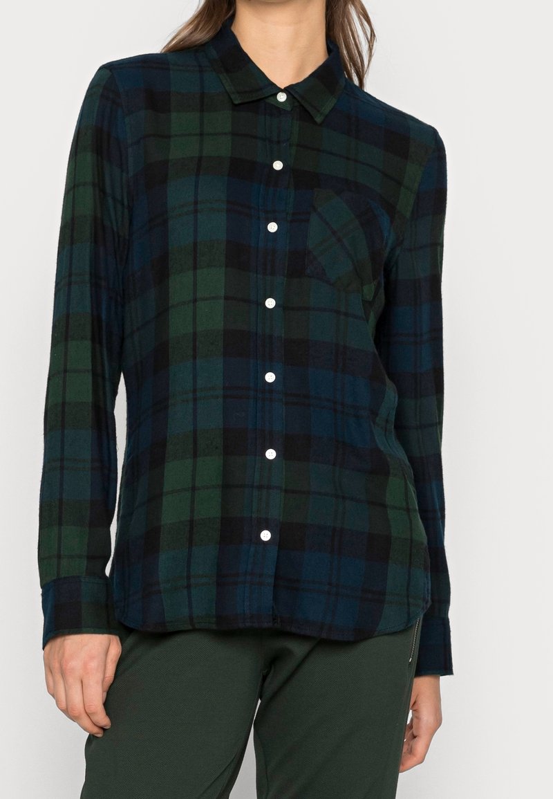 Langärmliges, knöpfbares Hemd im dunkelgrünen und blauen Karomuster, aus Flanell, mit Brusttasche und rundem Saum.