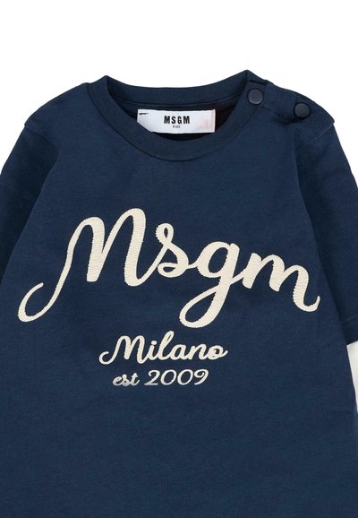 Marineblauw kinderen shirt met witte geborduurde tekst "Msgm Milano est 2009" en twee zwarte drukknoopjes op de schouders.