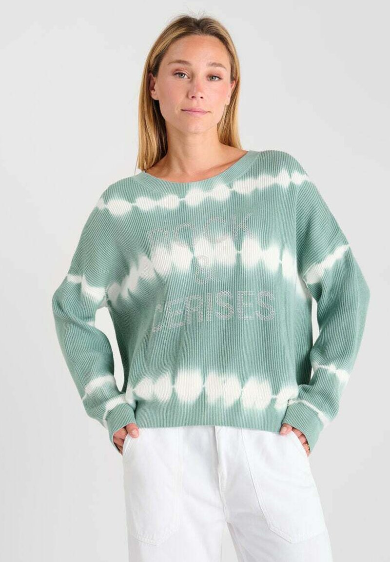 Losse groene ribgebreide trui met een wit tie-dye patroon en de tekst "ROCK". Voorzien van een wijde halslijn en lange mouwen met verlaagde schouders.