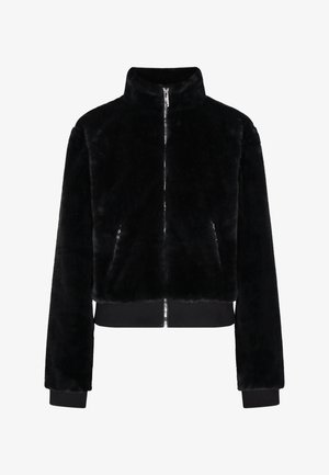 Schwarze Kunstfelljacke mit hohem Kragen, durchgehendem Reißverschluss und elastischen Bündchen. Weicher Stoff mit cropped Design und zwei seitlichen Taschen.