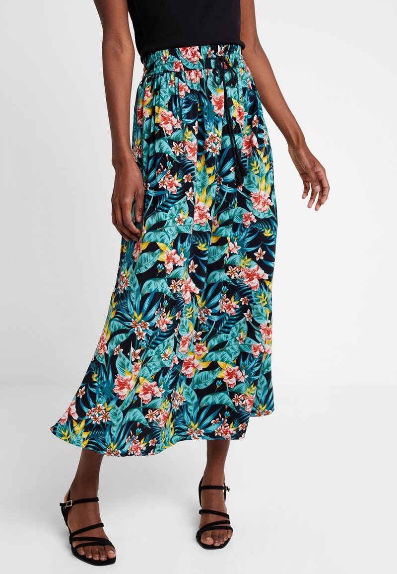 Gonna maxi floreale con cintura elastica, caratterizzata da uno sfondo nero, fiori tropicali vivaci e foglie verdi.
