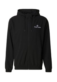 Fekete kapucnis dzseki könnyű anyagból, elülső cipzárral, elasztikus mandzsettákkal és egy kis hímzett logóval a mellrészen.