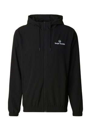 Zwarte capuchonjas gemaakt van lichtgewicht stof, met een ritssluiting aan de voorkant, elastische manchetten en een klein geborduurd logo op de borst.