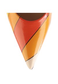 Spidse sko med en blank finish, i livlige orange og gule farveblokke samt sorte diagonale striber på overfladen.