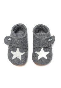 Gråa tofflor med vita stjärnmönster, har en kardborreöppning och en mjuk texturfinish. Lämpliga för inomhusbruk.