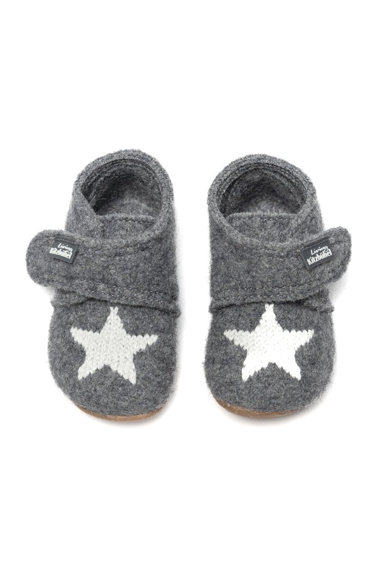 Gråa tofflor med vita stjärnmönster, har en kardborreöppning och en mjuk texturfinish. Lämpliga för inomhusbruk.