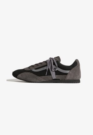 Vans, LX SLP TRAINER UNISEX - Zapatillas - elevated suede black/dark gray