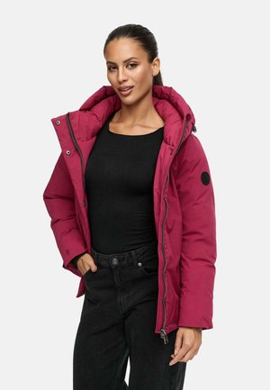 Magenta pufferjack met een afneembare capuchon, zijzakken en ritssluiting. Draag het over een zwarte top en gecombineerd met zwarte jeans.