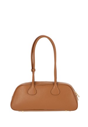 Brązowa torebka ze skóry o fakturze, z podwójnymi paskami na ramię i złotym zamkiem błyskawicznym, prostokątna podstawa, minimalistyczny design.