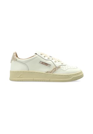 Sneaker in pelle off-white a taglio basso con suola beige, dettagli in uncinetto, lacci e pannello laterale con logo che recita "AUTRY" in marrone.
