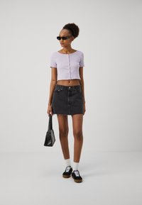 GAP CROPPED CREW - Marškinėliai su spaudiniu - orchid petal