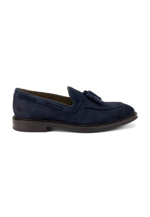 Mocassini in suede azul navy con dettaglio a nappina, caratterizzati da una punta rotonda, accenti di cuciture laterali doppie e una suola marrone a contrasto.