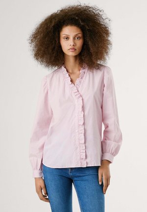 Roze gestreepte blouse met gerimpelde halslijn en voorkant, lange mouwen met gathered cuffs, gecombineerd met blauwe jeans. Gladde stoftextuur.