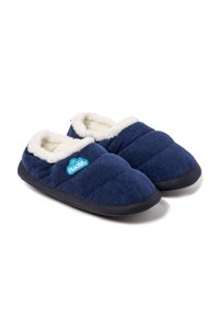 Un par de zapatillas acolchadas de color azul marino con forro de lana de oveja blanca y suelas negras, que cuentan con un logo de nube azul en el lateral.