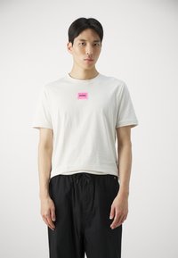 HUGO DIRAGOLINO - Tricou basic - weiß (open white)
