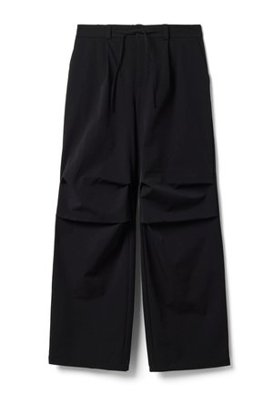 Pantalones negros de pierna recta con cinturilla elástica y cordón, con una textura ligeramente arrugada y un ajuste holgado.