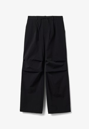 Pantaloni neri a gamba dritta con vita elastica e coulisse, con una texture leggermente stropicciata e una vestibilità ampia.