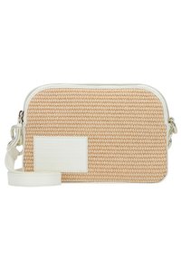 Borsa a tracolla rettangolare beige in tessuto intrecciato con rifiniture in pelle bianca, tracolla regolabile, zip superiore e una targhetta bianca con logo ricamata sul davanti.